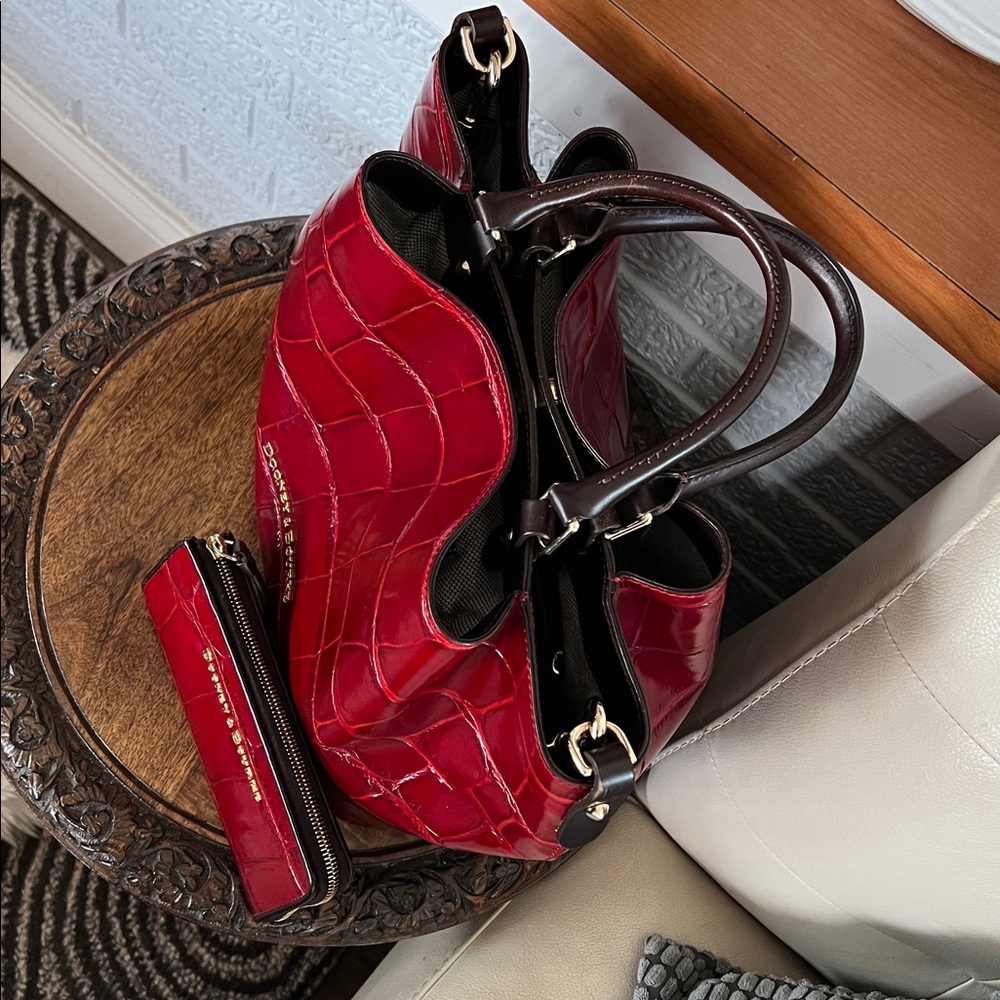 Dooney & Bourke Burgundy Red Croc-Embossed Large Denison Barlow Bag and Wallet - Picture 5 of 16